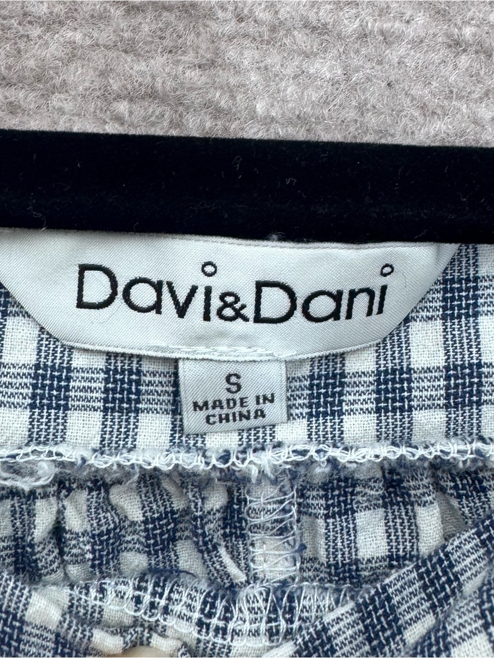 Davi & Dani Blue & White Gingham with Embroidered Floral Sleeves Size Small - Picture 8 of 10